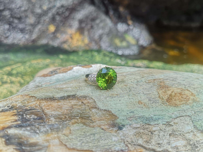 SJ2545 - Custom Peridot with Emerald and Diamond Ring Set in 18 Karat Gold Settings