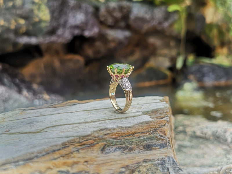 SJ2545 - Custom Peridot with Emerald and Diamond Ring Set in 18 Karat Gold Settings