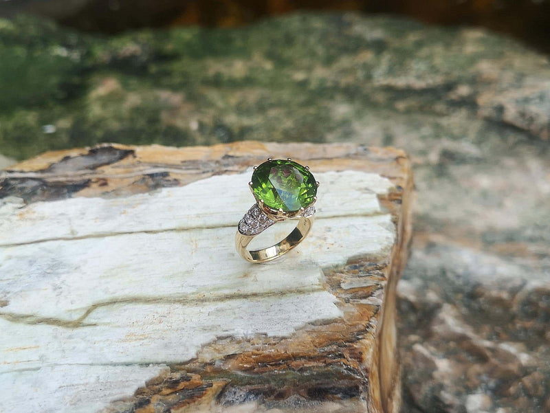 SJ2545 - Custom Peridot with Emerald and Diamond Ring Set in 18 Karat Gold Settings