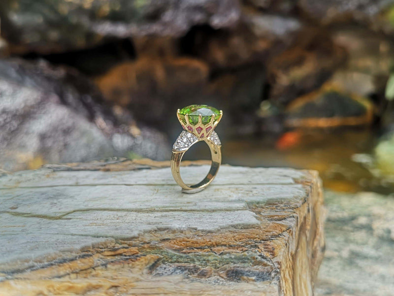 SJ2545 - Custom Peridot with Emerald and Diamond Ring Set in 18 Karat Gold Settings