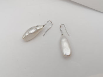 JE0108W - Fresh Water Pearl & Diamond Earrings Set in 18 Karat White Gold Setting