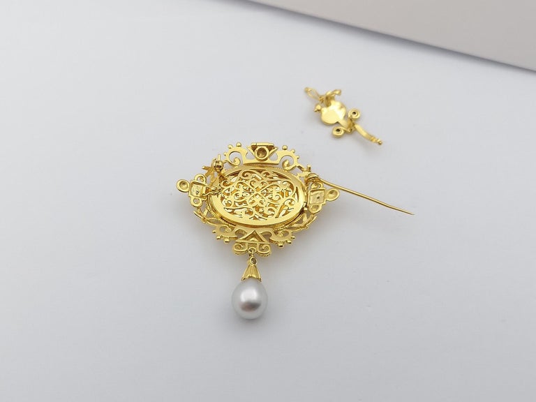 SJ1406 - South Sea Pearl with Diamond Pendant / Brooch Set in 18 Karat Gold Settings
