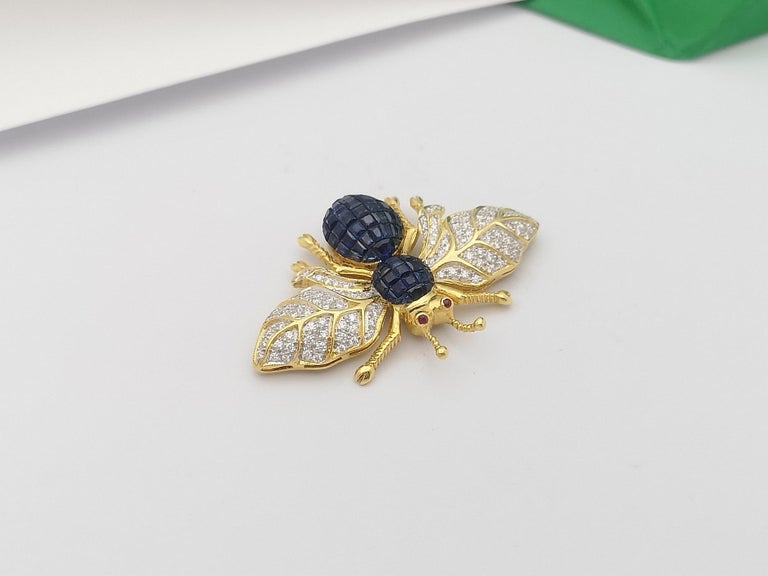 SJ1159 - Blue Sapphire with Diamond Bee Brooch Set in 18 Karat Gold Settings