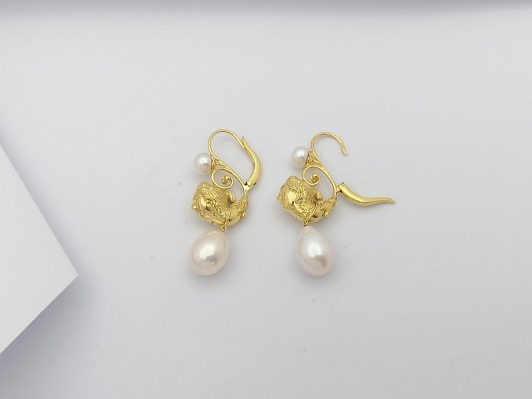 JE0243Q - Fresh Water Pearl Earrings Set in 18 Karat Gold Setting