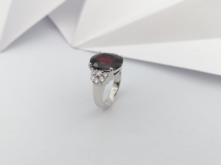 SJ3093 - Garnet with Cubic Zirconia Ring set in Silver Settings