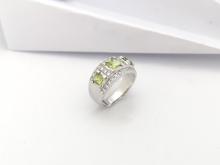 SJ3027 - Peridot with Cubic Zirconia Ring set in Silver Settings
