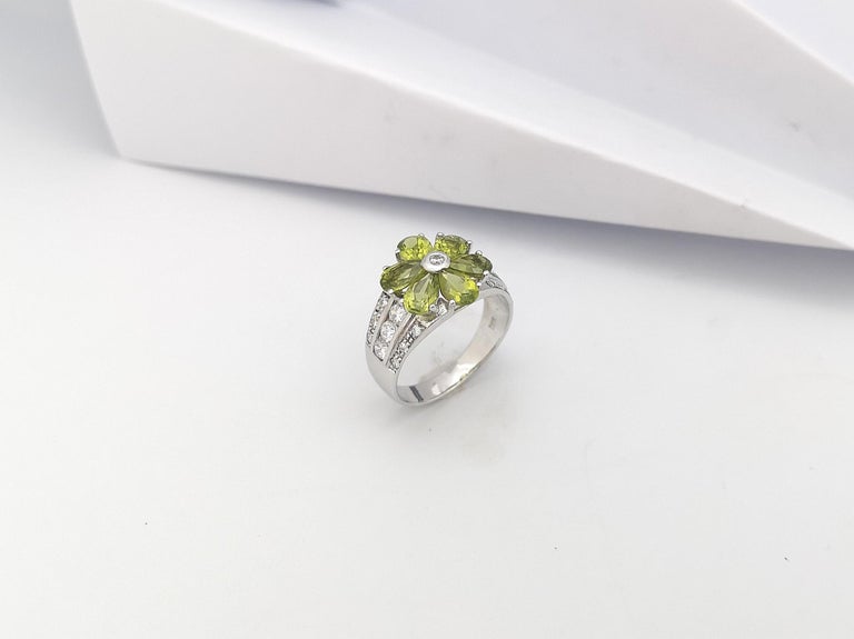 SJ6385 - Peridot with Cubic Zirconia Ring set in Silver Settings